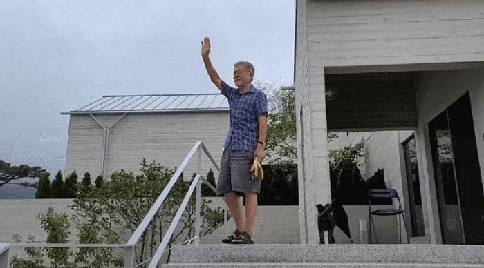 휴가 앞두고 근황 전한 文 전 대통령...반려견 토리 놀아주고 지지자들에 손인사