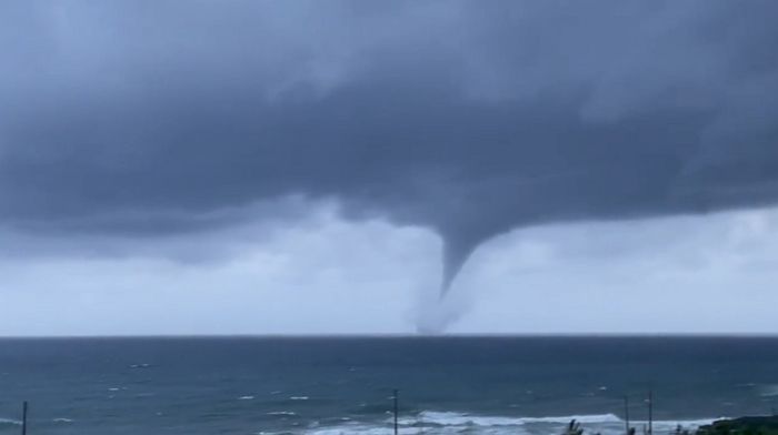 어제(30일) 제주도 서귀포시 앞바다에서 포착된 회오리바람 ‘용오름’ (영상)