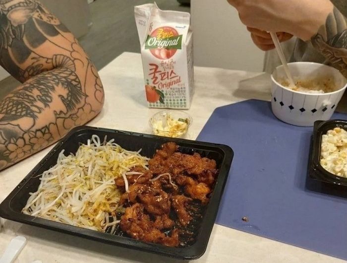 “불만 있으면 찾아와”...문신 드러낸 사진 올리면서 음식점 사장님 협박한 남성