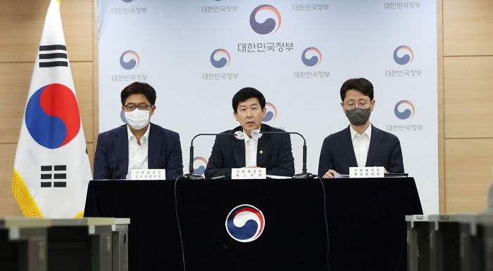 尹 정부 “공기업, 사장실 30평 이하로 제한...골프 회원권도 팔아라”