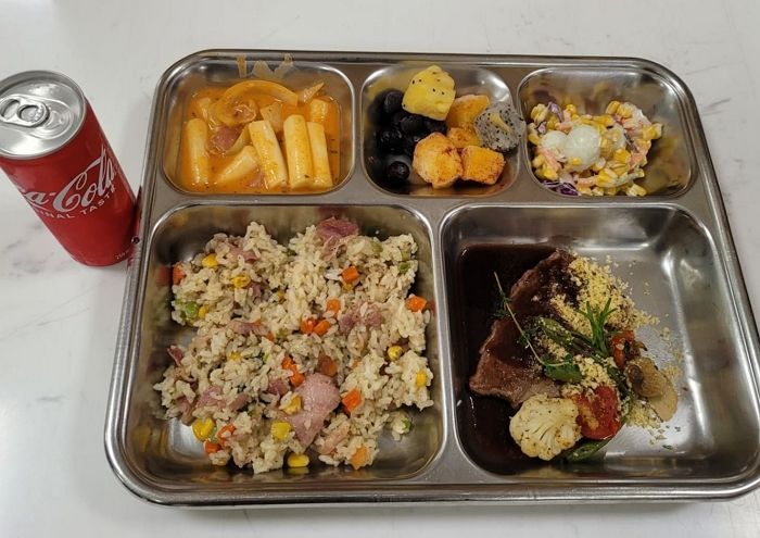 병사들에게 마블링 선명한 ‘스테이크’ 한 덩어리씩 구워주는 안보사 급식 근황 (사진)