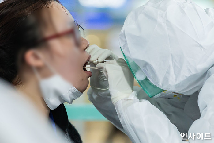 코로나 일일 신규 확진 이미 10만 명 넘어...“4월 이후 최고”