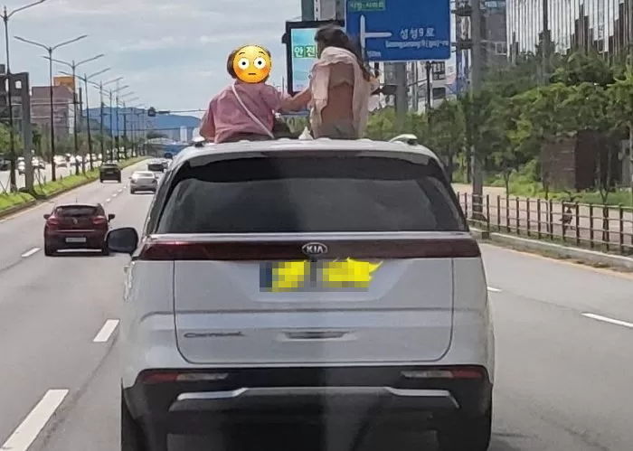 선루프 밖으로 아이들 나왔는데도 ‘시속 90km’로 달린 카니발 운전자