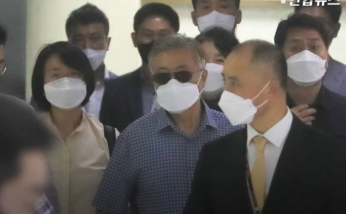 체크 셔츠에 까만 선글라스 끼고 제주도 휴가 떠난 문재인 전 대통령 부부