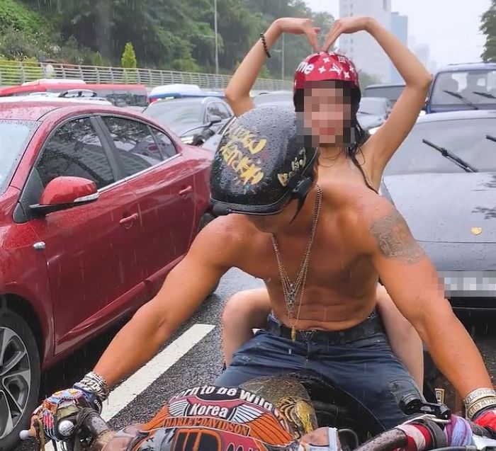 ‘비키니 오토바이’ 여성이 경찰 내사 시작하자 새롭게 올린 영상