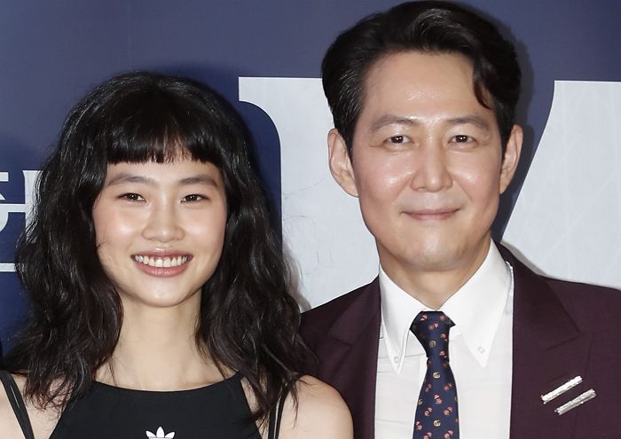 ‘만화 캐릭터’처럼 방방 뛰며 ‘헌트’ 이정재에 달려가 애교 부린 정호연 (사진)