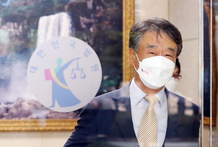 “800원 횡령 버스기사 해임은 적법, 접대받은 검사 면직은 취소”...대법관 후보자 판결 논란