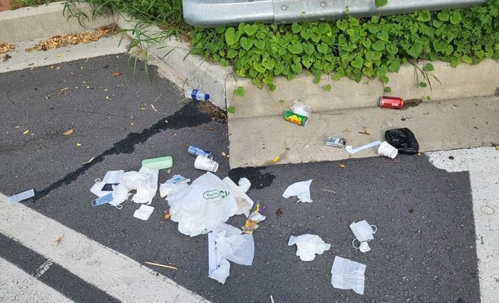 부산 한 졸음쉼터서 차 청소하며 쓰레기 잔뜩 투척하고 튄 ‘카니발’ 운전자