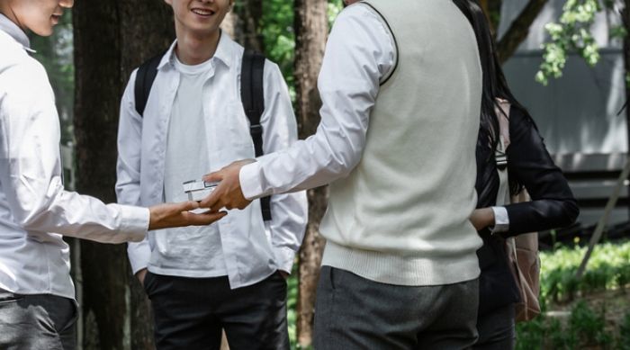 “1갑당 수수료 2천원” 초등생에 담배 대신 사준 40대·고교생 2명 적발