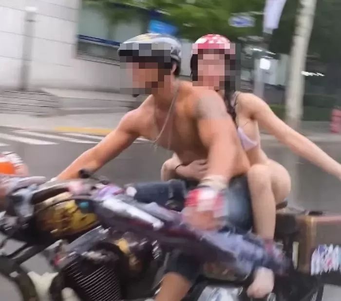 ‘비키니 오토바이 커플’ 경찰 내사 소식에 누리꾼들 “핼러윈도 처벌해야 vs 핼러윈과 다르다”