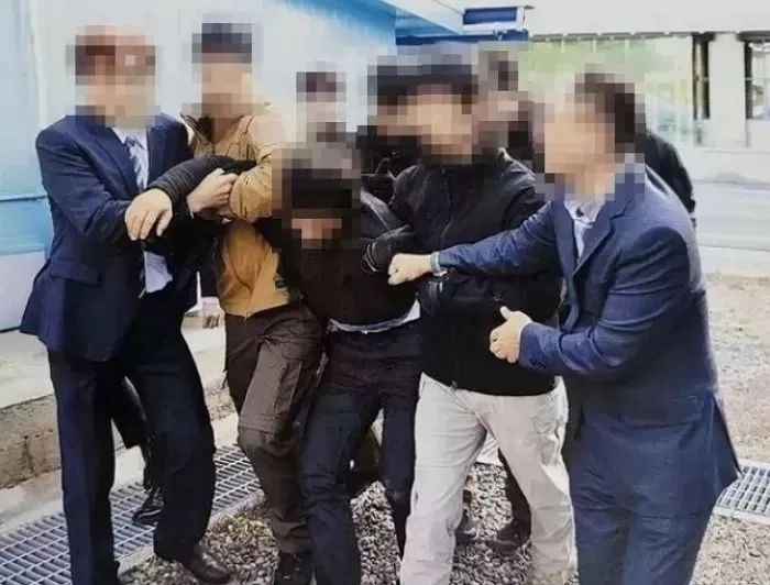 북한 군인 6명 태운 선박 ‘총알 북송’했다고 장병 25명에게 ‘표창장’ 준 文 전 대통령