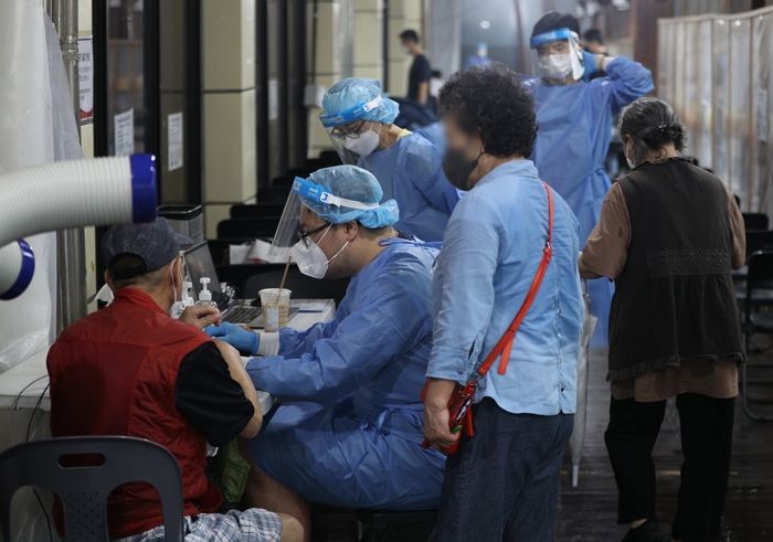 어제(3일) 코로나19 확진자 10만 7,894명 발생...사흘 연속 10만명↑