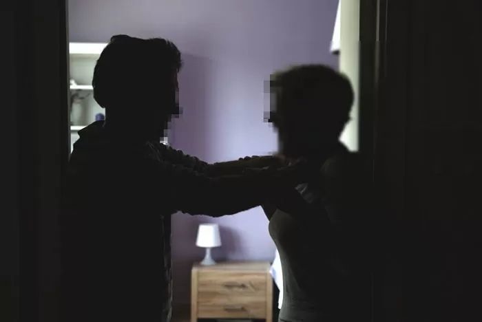 흉기로 아내 살해하고 장모까지 치명상 입힌 뒤 도주한 40대 남성...경찰, 추적 중