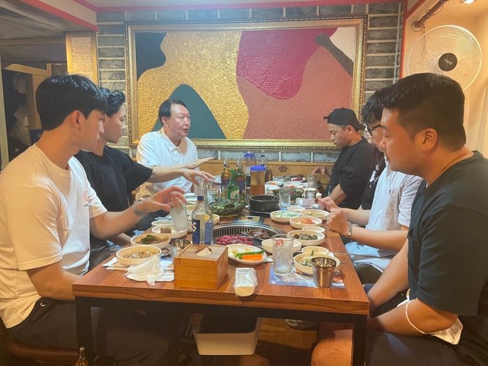 연극 관람한 尹 대통령, 출연 배우들 모아 뒤풀이 즐겨 (사진)