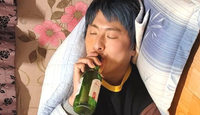 누워서 병나발 불던 ‘애주가’ 기안84, 술병에 자기 그림 새긴 한정판 소주 출시