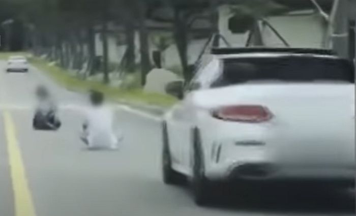 도로 한복판에 앉아 ‘인증샷’ 찍은 무개념 ‘민폐 커플’ (사진)