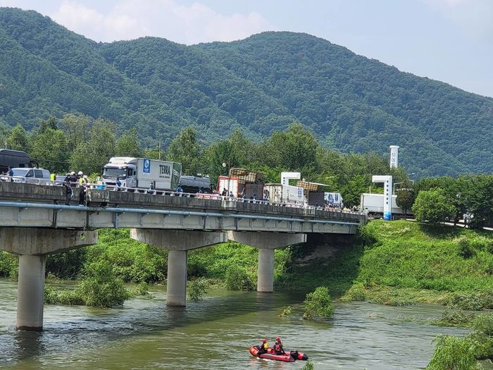 하이트진로 홍천 맥주 공장서 농성 중인 민노총 조합원 5명 강으로 뛰어내려