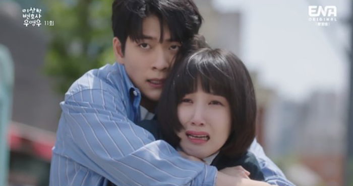 ‘우영우’ 박은빈 얼굴 보고 싶다고 어깨 잡아당기다 경호원에 제지당한 무개념 팬 (영상)