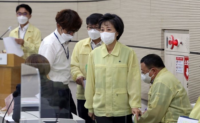 기자들 ‘학제 개편’ 질문 피해 자리 벗어나다가 신발 벗겨진 박순애 교육부 장관 (영상)