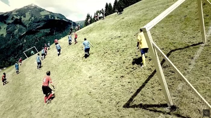 가파른 산비탈에서 경기해 공 안 굴러가도록 쉴 새 없이 뛰어야 하는 ‘알파인 축구’ (영상)