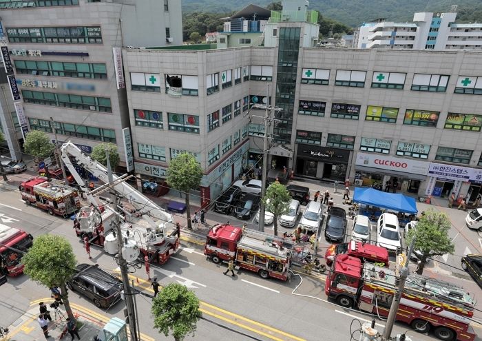 이천 투석병원 건물서 화재...환자 등 5명 사망·43명 부상