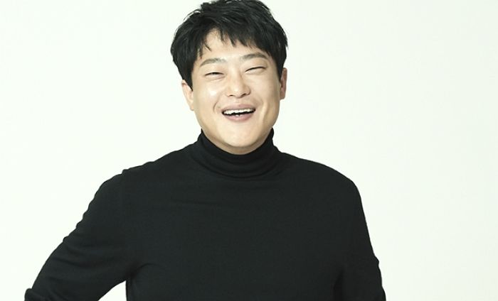 수염 깎고 댄디룩 장착하니 10년은 젊어 보이는 ‘우영우’ 털보사장 본캐