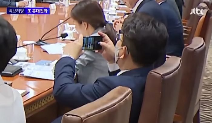 회담 자리서 권성동이 휴대폰으로 펠로시 촬영하려 하자 사진기자들이 보인 반응 (영상)