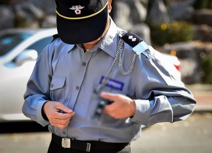 전기료 아까워서 경비원 초소에 설치된 에어컨 실외기 파손한 입주민