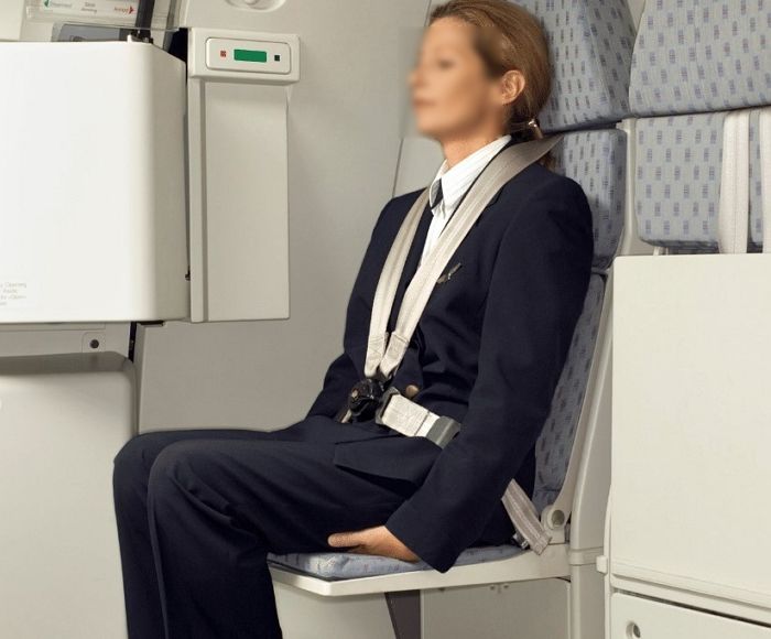 비행기에서 승무원과 아이콘택트 하며 가야 하는 비상구 자리...“넓어서 좋아vs불편해 싫어”