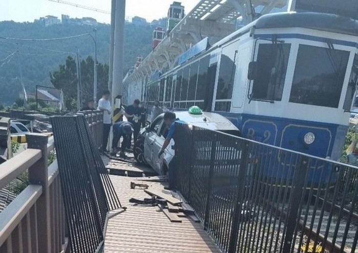 부산 해운대서 승객 100여명 탄 해변열차와 택시 충돌 사고