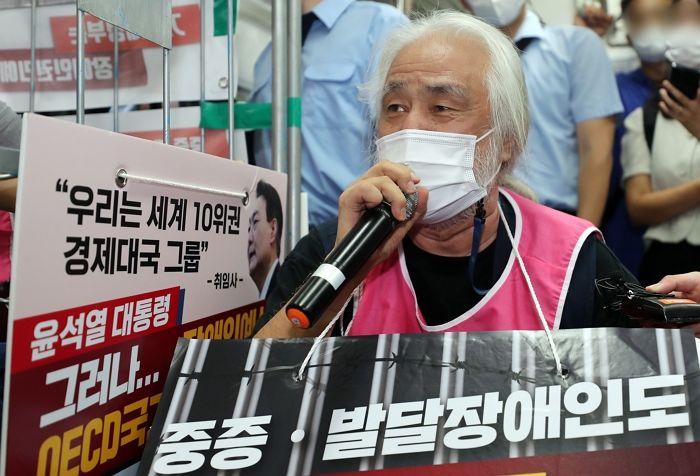 ‘출근길 지하철 시위’하는 전장연 대표 “무관심보다 차라리 비난이 낫다”