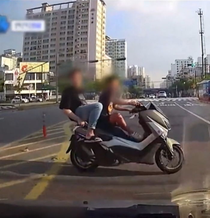 ‘중앙선’ 넘어 튀어나온 ‘불법 유턴’ 오토바이 치고 멘붕 온 자동차 운전자 (영상)