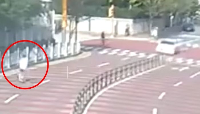 스쿨존서 ‘역주행’하다 지나가던 차 향해 냅다 킥보드 집어던진 어린이 (영상)