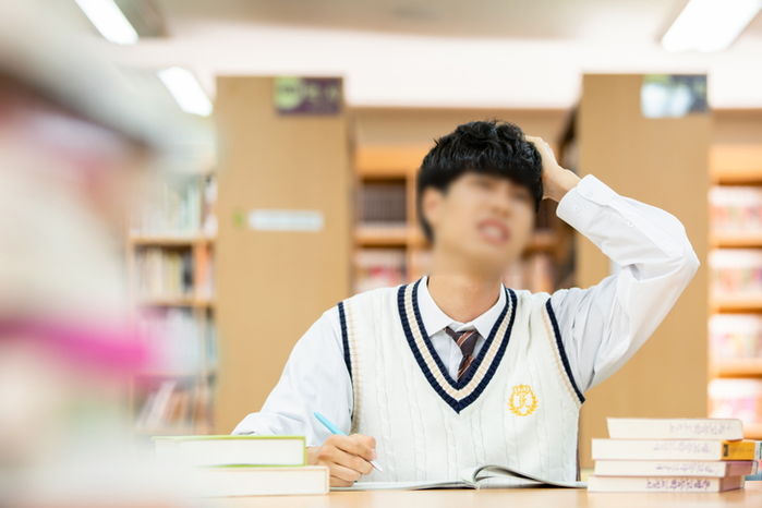 샤워하는데 알몸으로 들어와 대변 보는 누나 때문에 고통스럽단 중2 남동생의 고민