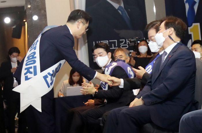 “손만 잡고 폰만 봐”...이재명, 박용진에 ‘노룩악수’ 논란