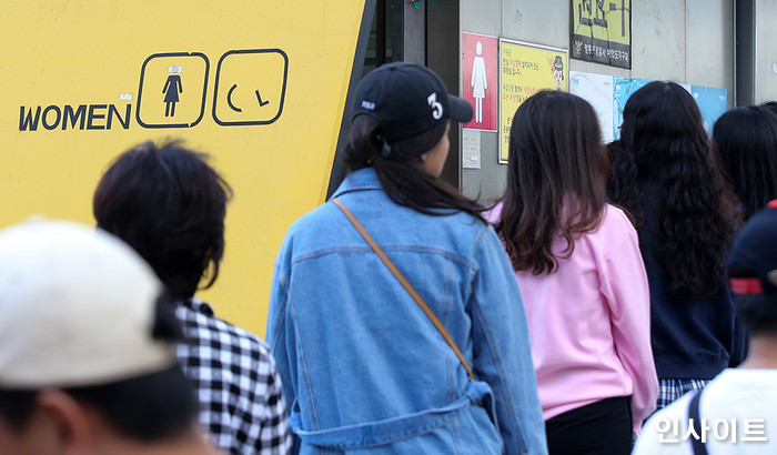 누리꾼들이 추측하는 워터파크 ‘화장실 줄’이 유독 짧은 이유