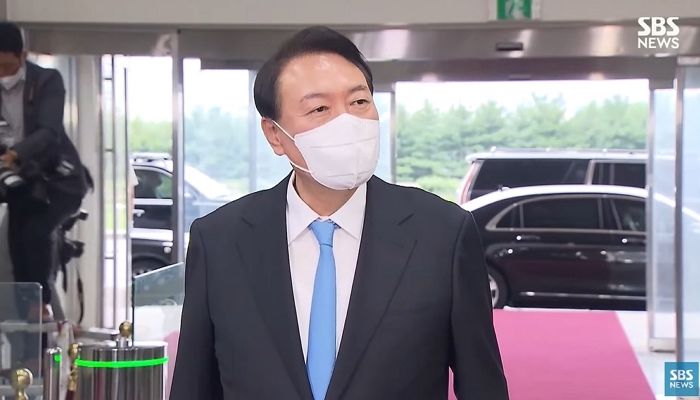 지지율 폭락 속 휴가 복귀한 尹, 달라진 출근길 걸음걸이 비포→애프터 (영상)