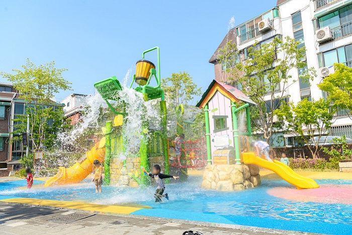 아파트 물놀이터에 ‘비키니’ 입고 오는 엄마들...“입는 사람 자유 vs 부적절한 복장”