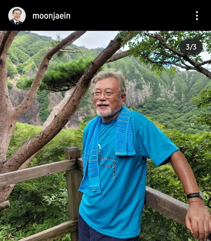 文 전 대통령, 7박 8일 제주 휴가 마치고 인증샷 17장 ‘폭풍 업뎃’