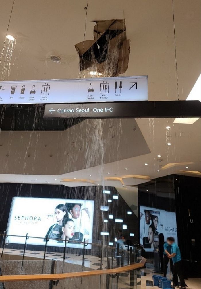 80년 만의 ‘기록적 폭우’로 침수된 별마당 도서관과 천장 뚫린 IFC몰 상황