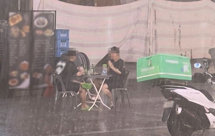 폭우 쏟아지는 야외 테이블에서 꿋꿋이 술잔 기울인 어제자 서울 상남자들