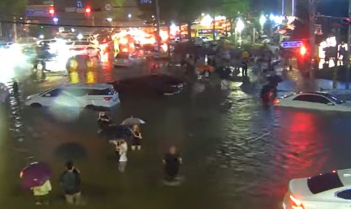 “아이들이 학원에 갇혀있어요” 대치동 학원가 물난리에 발동동 구른 부모들