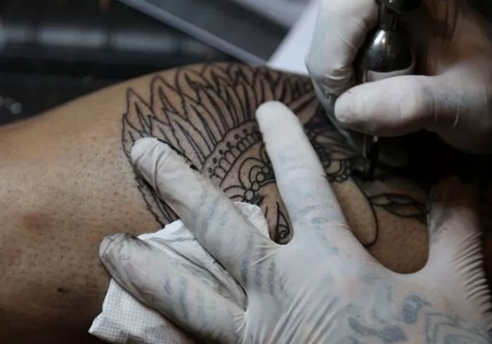 “문신·흡연 여부로 사람 거르는 거 이상해vs일리 있어”...여초에서 논란인 문제