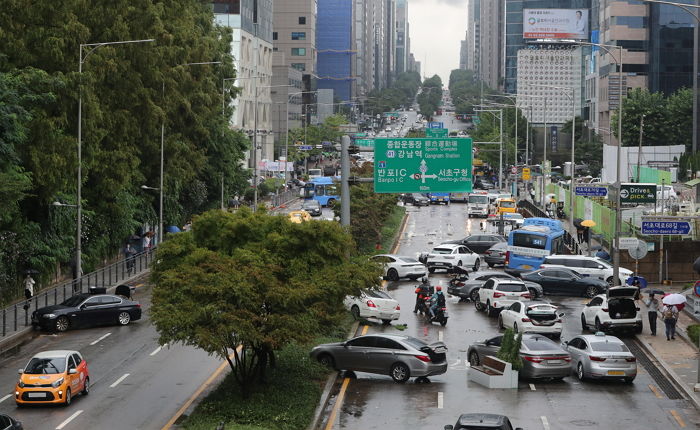 기록적인 폭우에 버려진 침수 차량 뒤엉켜 초토화된 강남역