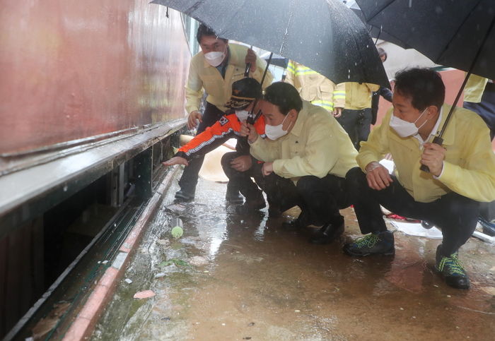 모두 구두 신었는데 혼자서만 ‘운동화’ 신고 수해 현장 찾아간 오세훈