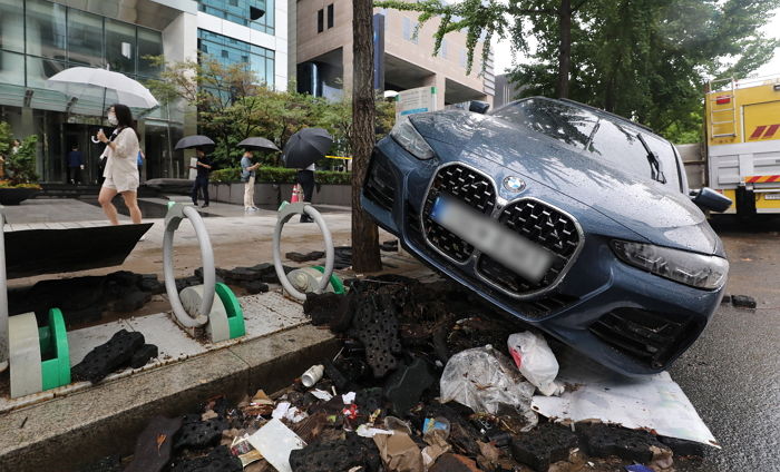 “물 퍼나르고 있다”...회사 침수됐으니 업무 차질없게 ‘일찍’ 출근하라고 공지한 회사