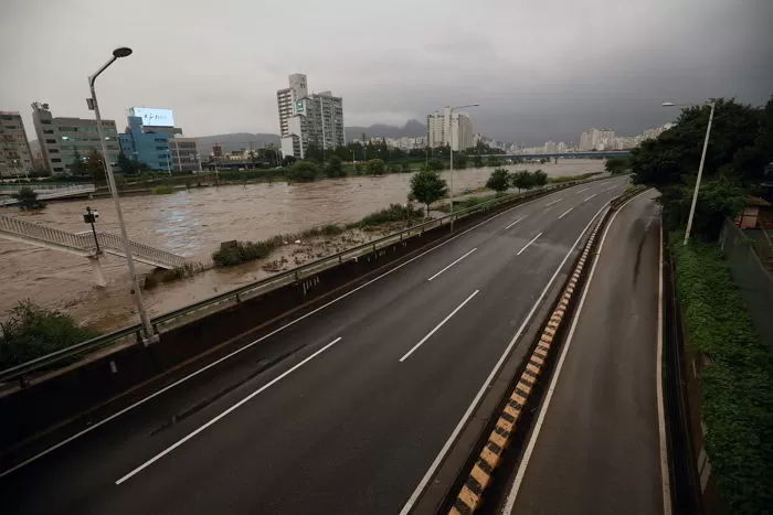 또 다시 쏟아진 폭우에 서울 동부간선도로 전면 통제