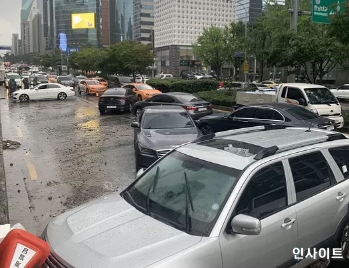 폭우 쏟아져 도로에 버려진 ‘침수 차량’의 처참한 내부 상태