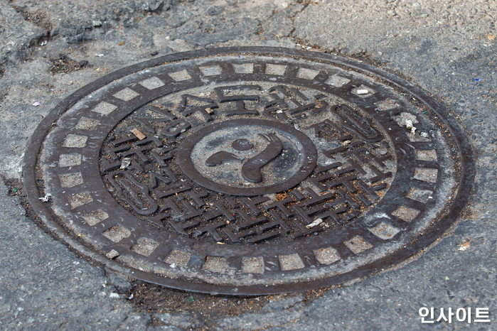 강남 도로의 맨홀 뚜껑 열려 2명 빨려 들어가...“아직 행방 못 찾아”