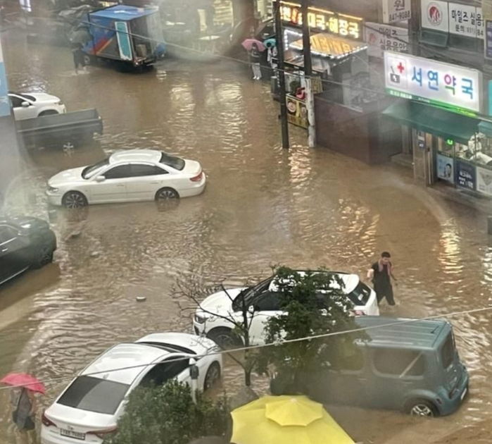 의정부 도로 물에 잠기자 ‘맨손’으로 배수로 뚫고 사라진 슈퍼 히어로 아저씨